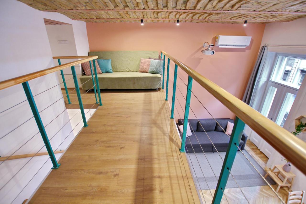 Awesome Budapest Downtown Studio W Balcony & Free Private Parking — Photos 1
